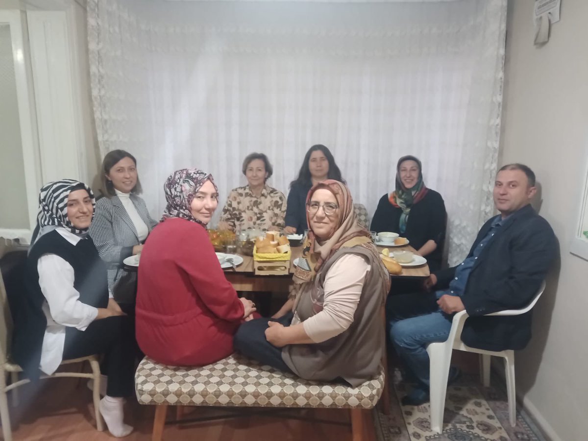 ege_humeyra's tweet photo. Bu  akşam Gönül soframızı Mesudiye mahallemizde kurduk…
İl Kadın Kolları Başkanımız Sn.Duygu Göğde,Mesudiye Mahalle Muhtarımız Sn.Funda Şenemre, Mahalle Başkanlarımız Sn.Berat Karataş ve Nurcan Babayiğide ev sahibimiz Gülcan Hanıma çok teşekkür ederiz.Emeklerine sağlık https://t.co/w9axFqdcTf