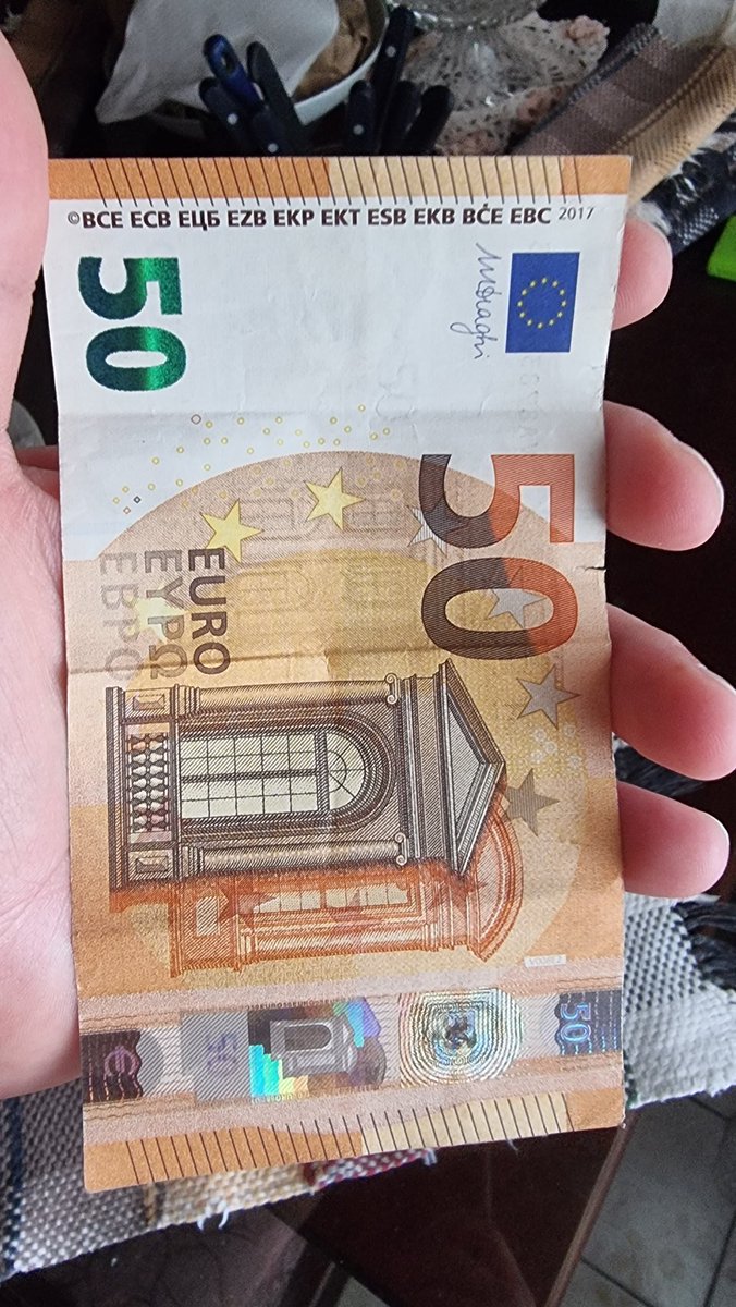 Baartoolome's tweet photo. #Venezuela se arregló, me pasó algo muy cómico y divertido, recorrí 50km (ida y vuelta) para ir a comer cachapas a un restaurante en #cagua llamado Dos Patrias, y no me aceptaron un billete de 50€ porque estaba roto e inservible, tendré q llevarlo a Bruselas a q me lo cambien 😂 https://t.co/v9b2PiMnKZ
