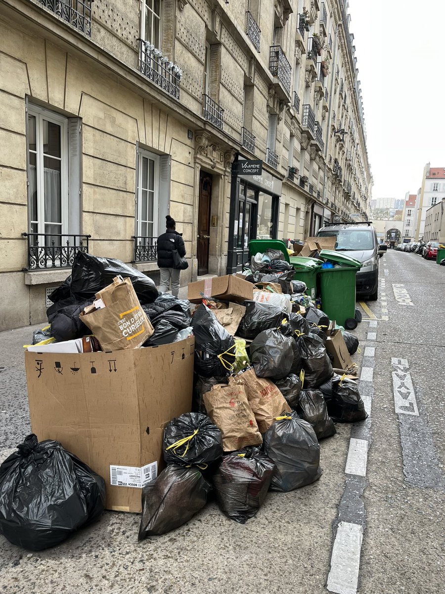 chacompro's tweet photo. @mairie15 @Philippe_Goujon @France3Paris @AgnesEvren @GregoryCanal Certaines rues sont dans un état catastrophique! Pas un seul ramassage rue gramme depuis 20 jours! Et ils passent dans les rues voisines! Commerce, theatre… on est à bout et on range les poubelles pour passer sur les trottoirs! C’est très dangereux et les rats se promènent! https://t.co/1ioJdU2utR