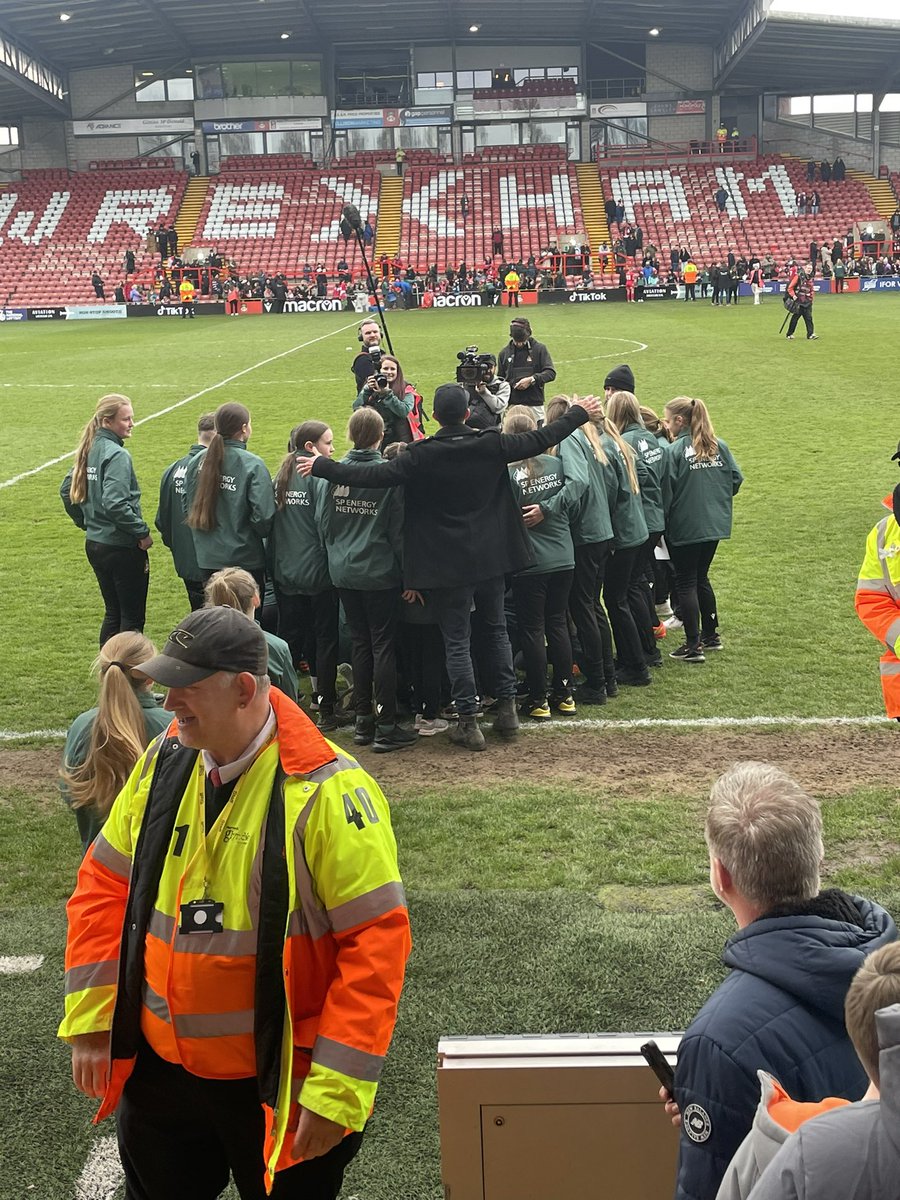 pickford88's tweet photo. Who has the other side of this picture? @Wrexham_AFC @WrexhamAFCWomen #WxmAFC https://t.co/mVIlRJT21W