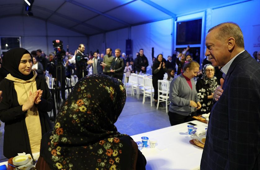 📍GSB Büyükçekmece Yurdu Bu akşam iftarımızı Cumhurbaşkanımız Sayın @RTErdogan ile depremzede vatandaşlarımızın sofrasında yaptık. Bizlere gönlünü ve sofrasını açan tüm vatandaşlarımıza şükranlarımı sunuyorum.