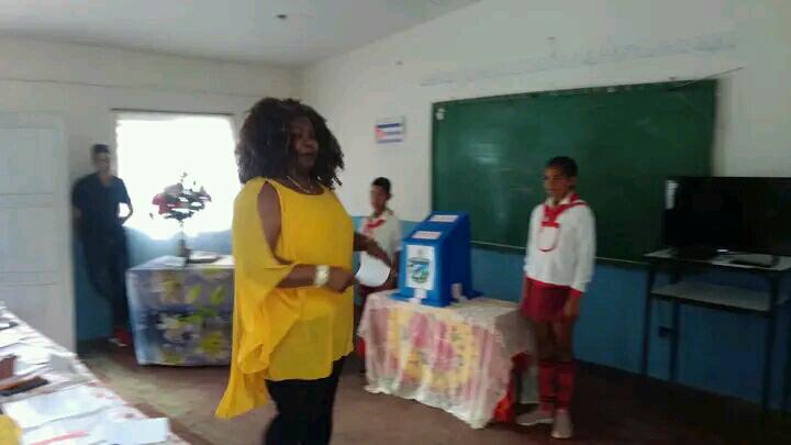 La campeona olímpica de Artemisa, Idalis Ortiz Bocourt, realizó el voto en Candelaria #MejorSinBloqueo #MejoresEsPosible