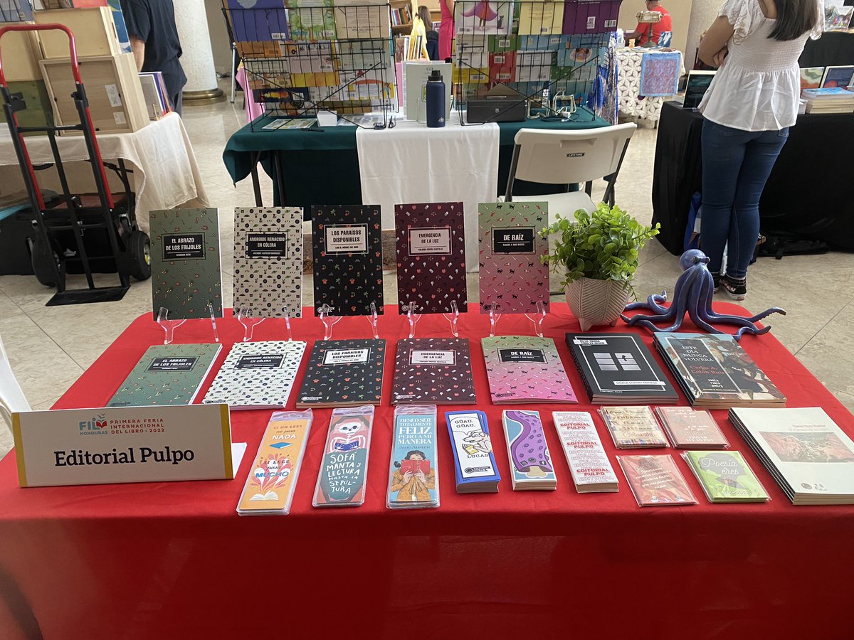 EditorialPulpo's tweet photo. Nuestra mesa y el ambiente durante el Fiestón del Libro. Siempre agradecidos con nuestros lectores. ❤️ https://t.co/vuaH7xInnK