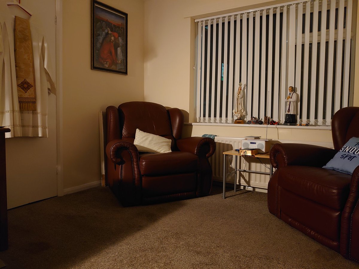 FatherSwinhoe's tweet photo. #Sundayevening in the #readingchair https://t.co/TnUlbn1fkE