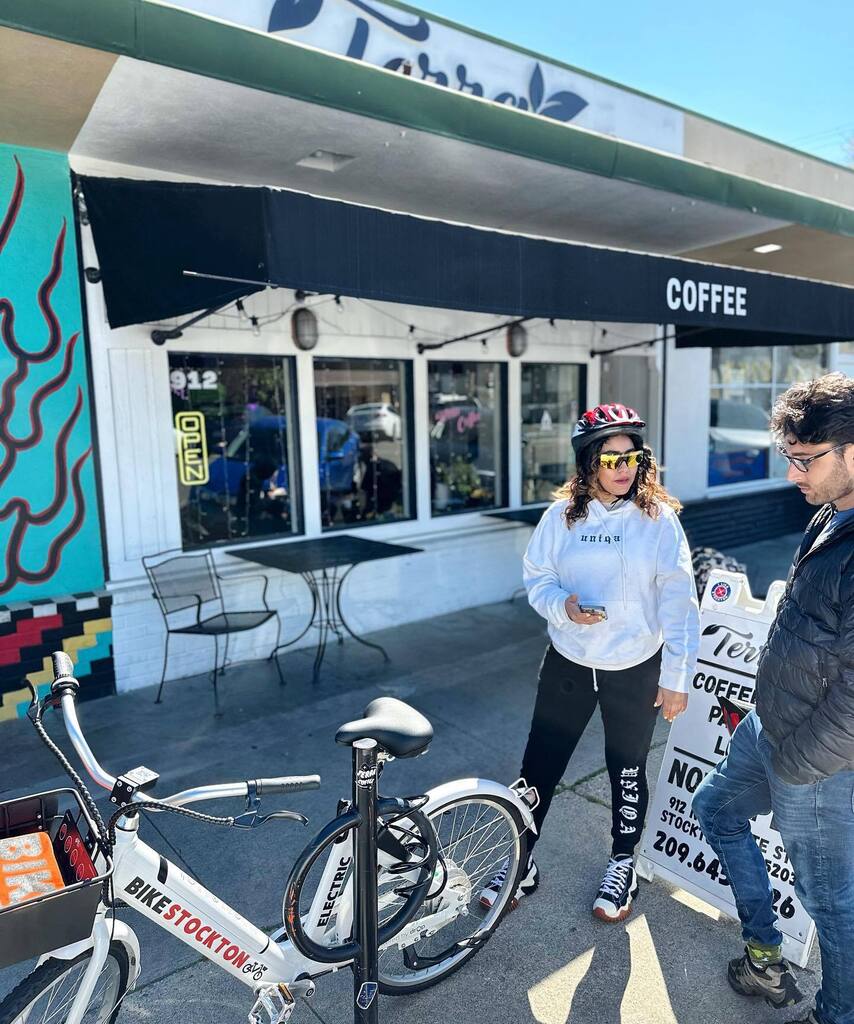 @hairby_patty_ayala is here in the Village testing the new @bikestockton coming to town. E-Bikeshare parking will be available on Yosemite Street after April 1st. Look for 8-10 bikes parked daily ready to be used by you!

TAG👉 #YosemiteStreetVillage instagr.am/p/CqQzKeXPOb3/
