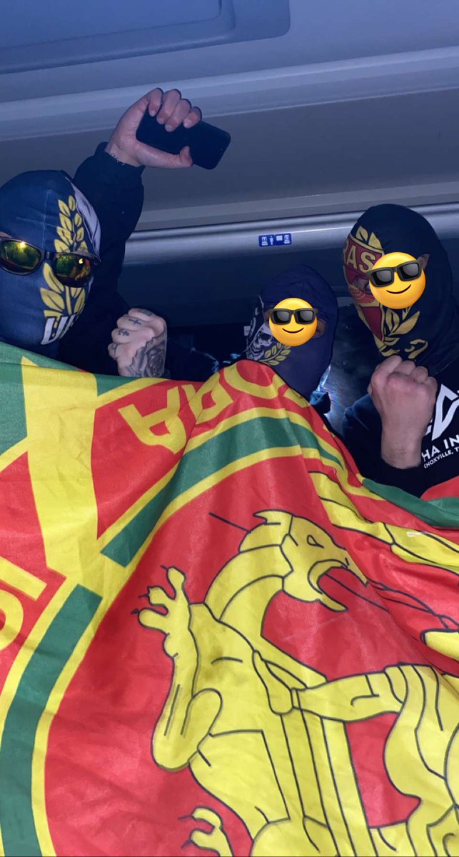 YngreGeneration's tweet photo. Mora away resulterar i en torsk på isen, vinst på läktaren, vunna souvenirer, pyroteknik, hemmaultras som inte ens reppar på sin hemmaplan, massiv polisbevakning och en jävla massa alkohol &amp; hud.
Sexiga Tälje on tour! #twittssk #moraik https://t.co/vdittoAWmW