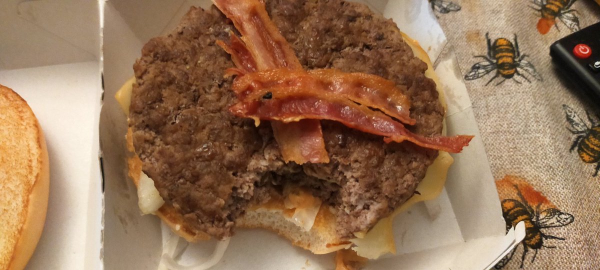 Esto es la #hamburguesa que <a href="/mcdonalds_es/">McDonald's España</a> dice llamar #mcextreme doble de beacon jajaja