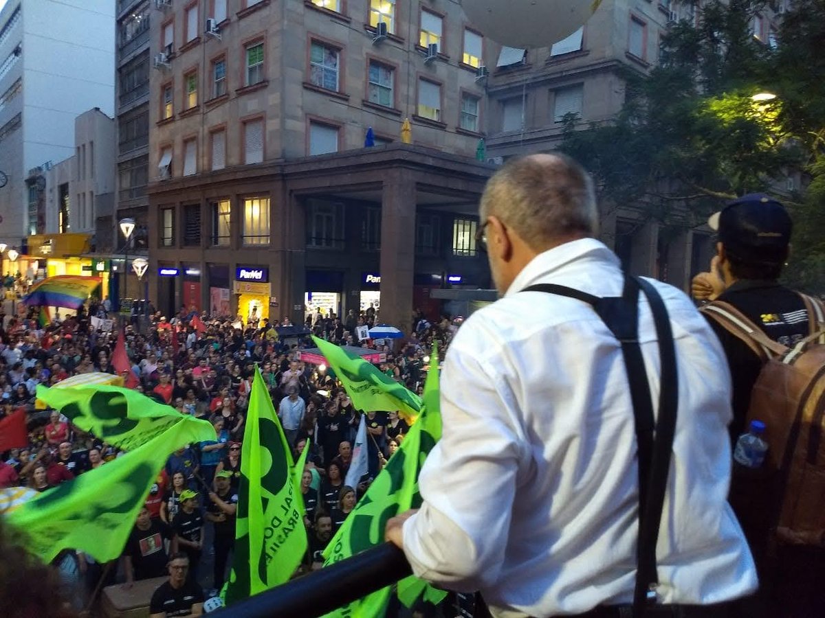 PedroRuasPsol's tweet photo. Hoje Porto Alegre completa 251 anos. Cidade onde nasci, cresci e me tornei um militante socialista, a capital gaúcha merece meu amor e minha luta por dias melhores para seu povo !!! https://t.co/6yZRNctj2v