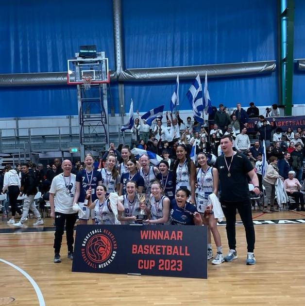 𝐕𝐫𝐨𝐮𝐰𝐞𝐧 𝐮𝟏𝟔 𝐰𝐢𝐧𝐧𝐞𝐧 𝐝𝐞 𝐛𝐞𝐤𝐞𝐫🏆

De vrouwen u16 hebben vandaag de bekerfinale gewonnen tegen BS Leiden! Gefeliciteerd dames! 🔥🥇

Helaas hebben de mannen u16 de bekerfinale verloren tegen <a href="/MBCA_Amstelveen/">MBCA Amstelveen</a>. Gefeliciteerd <a href="/MBCA_Amstelveen/">MBCA Amstelveen</a>!

#beker #cse