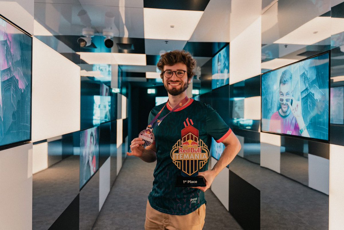 RomainJacques15's tweet photo. Oui c'est complètement fou ! 

8 ans après avoir arrêté LOL et abandonné mon rêve de devenir joueur pro j'ai eu l'opportunité de participer au tournoi #RedBullItemania  et le gagner en tant que capitaine (wtf) 

Merci à @KiwaKo_oP @Atrex25 @Maxiethunder_ @_LyNeX_ et à @TeamBDS ! https://t.co/7Z0NtdwUHn