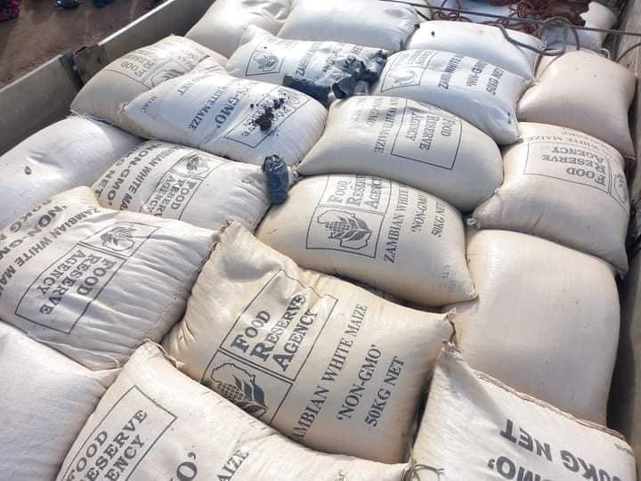 AfricaFactsZone's tweet photo. Zambia has donated 100 metric tonnes of maize, tents, blankets, chlorine and mosquito nets to help Malawians affected by a cyclone natural disaster.

Botswana donated cooking oil, toilet paper, pads and porridge flour.
 
A Zambian aircraft is part of the search &amp; rescue mission. https://t.co/39lmDywTrB