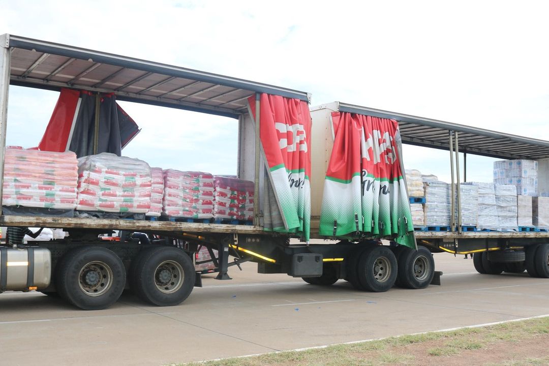 AfricaFactsZone's tweet photo. Zambia has donated 100 metric tonnes of maize, tents, blankets, chlorine and mosquito nets to help Malawians affected by a cyclone natural disaster.

Botswana donated cooking oil, toilet paper, pads and porridge flour.
 
A Zambian aircraft is part of the search &amp; rescue mission. https://t.co/39lmDywTrB