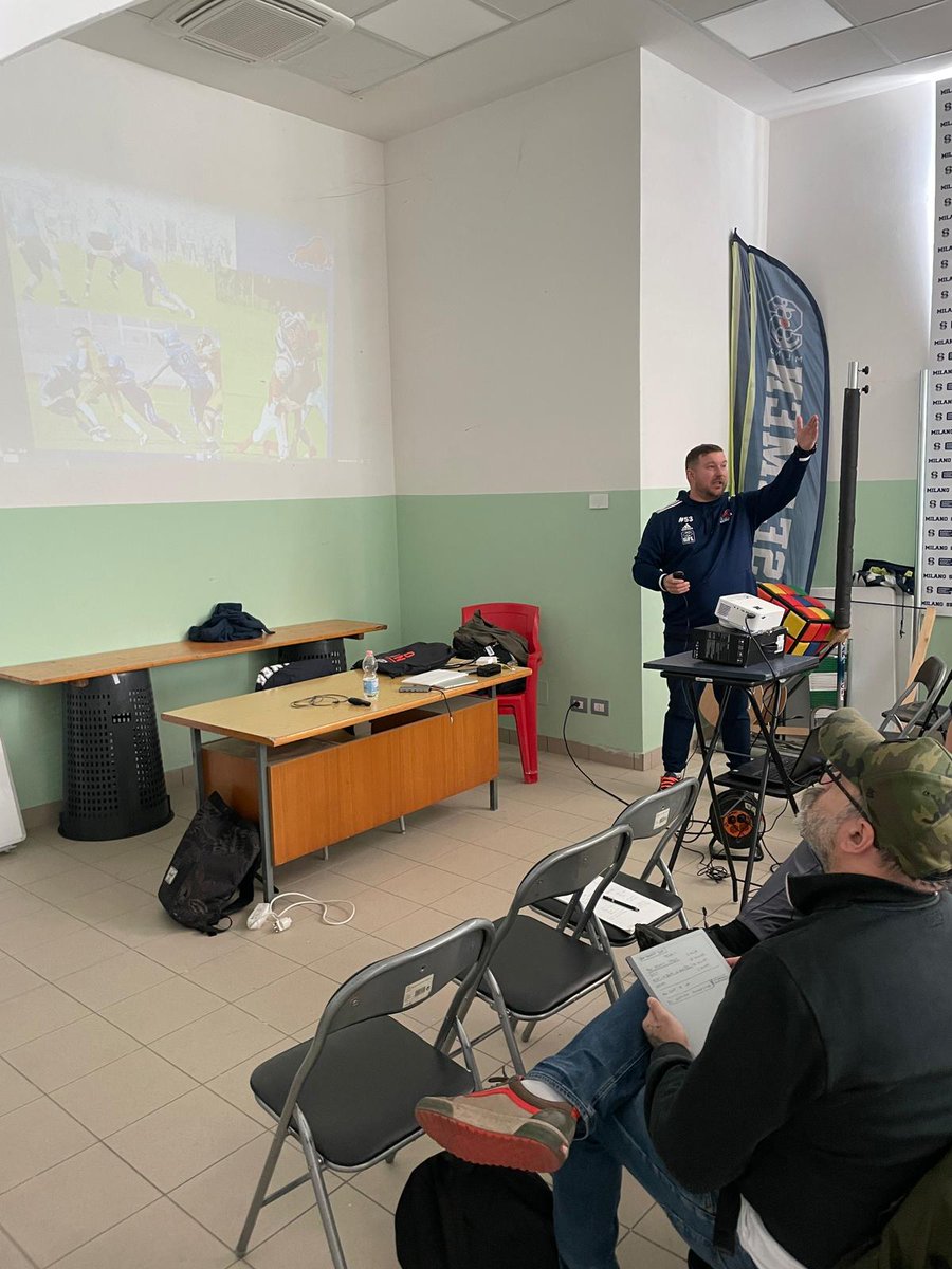 CoachVoyt's tweet photo. Amazing weekend in Milan 🇮🇹⚓! Grazie Mille @stefanpokorny and @Seamen_milano 🙌 for the opportunity to share our experiences @RV_Razorbacks 📚 at the #SeamenCoachesClinic . #coaching #nflpl #football #erimagfl #elf https://t.co/Dg4oyornyE