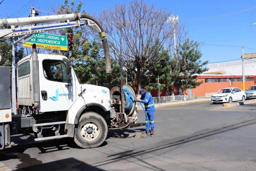 JAPAMIgob's tweet image. #Japami ¡Trabajo diario! 💪👷‍♂️ Con apoyo del #AquaTech hicimos limpieza del drenaje en la Avenida San Pedro. 
Gracias a quienes generan sus reportes al 0️⃣7️⃣3️⃣ y por redes sociales 📱. 💧😊 

#ElAguaNosUne