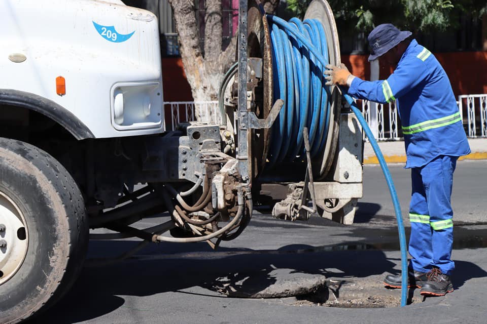 JAPAMIgob's tweet image. #Japami ¡Trabajo diario! 💪👷‍♂️ Con apoyo del #AquaTech hicimos limpieza del drenaje en la Avenida San Pedro. 
Gracias a quienes generan sus reportes al 0️⃣7️⃣3️⃣ y por redes sociales 📱. 💧😊 

#ElAguaNosUne