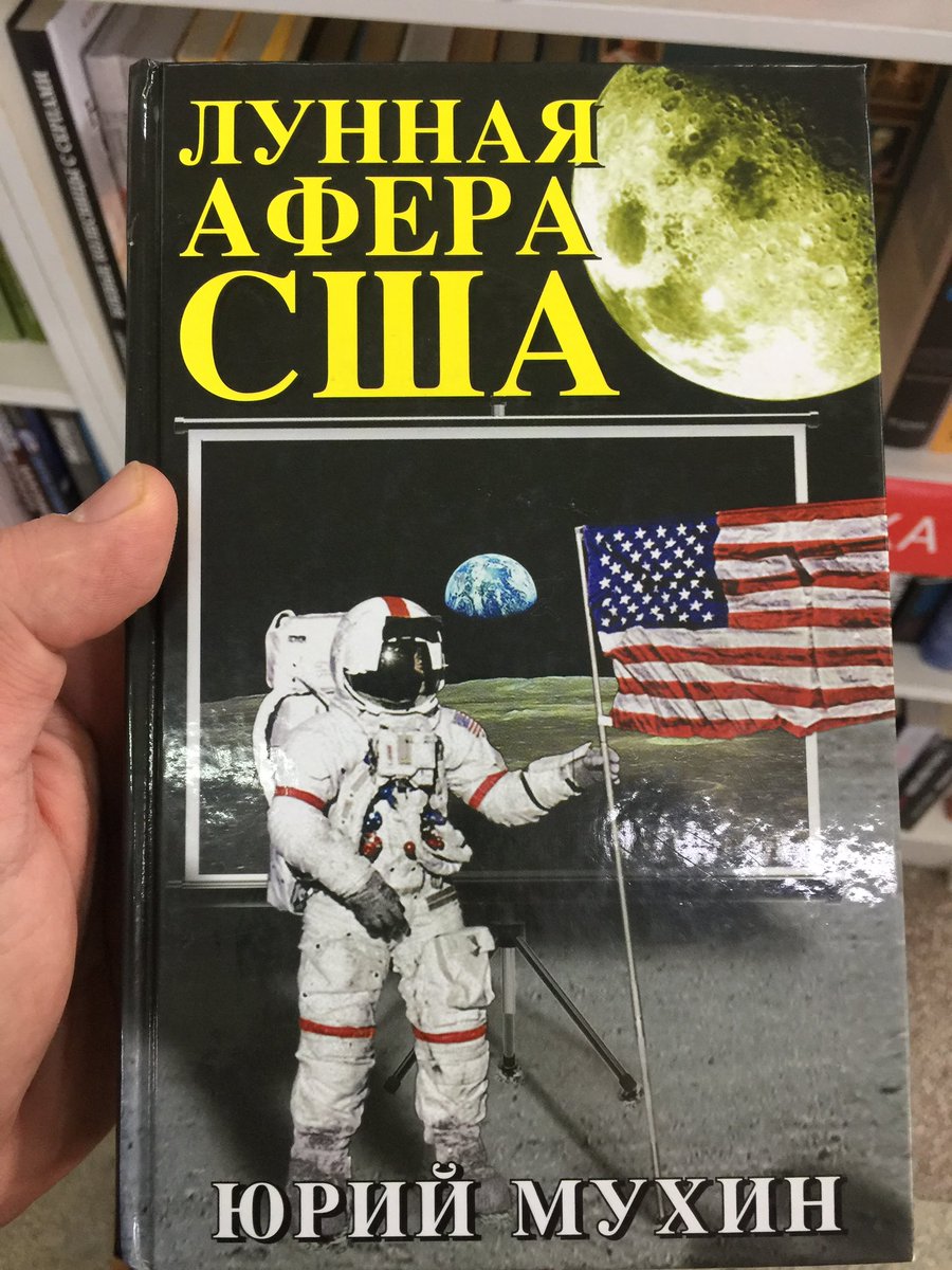 Limon_111's tweet photo. Ради интереса, решил зайти в центральный книжный магазин Саратова и глянуть в раздел «политическая литература». Теперь представьте, какой путь предстоит пройти человеку в РФ тянувшемуся к саморазвитию и политическим знаниям, чтоб что-то понять, а не утратить последний рассудок) https://t.co/pdR6gu3Pob