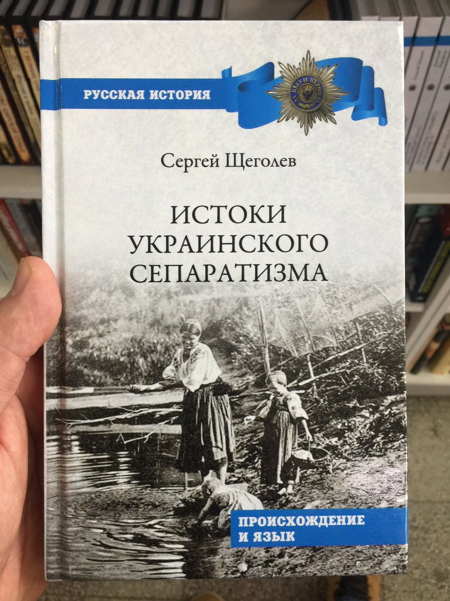 Limon_111's tweet photo. Ради интереса, решил зайти в центральный книжный магазин Саратова и глянуть в раздел «политическая литература». Теперь представьте, какой путь предстоит пройти человеку в РФ тянувшемуся к саморазвитию и политическим знаниям, чтоб что-то понять, а не утратить последний рассудок) https://t.co/pdR6gu3Pob