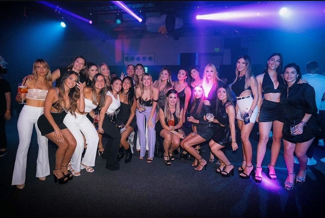 Solo quiero ser una de ellas, quiero sentarme con ellas beber algo y hablar de cualquier cosa.