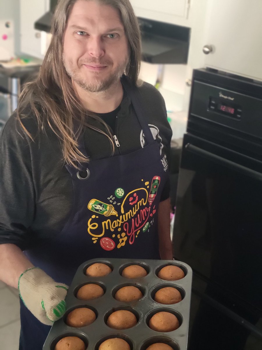 Something you can do with the #MaxFunDrive 'Maximum Yum' Apron you get when you join at or upgrade to $35/month: you can put it on your ridiculously good-looking rock star boyfriend while he makes orange cupcakes. @MaxFunHQ maximumfun.org/join