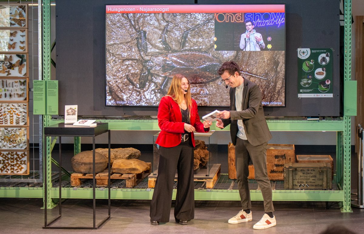 Ben nog even aan het landen... Vandaag kwamen zoveel fijne mensen vieren dat ik het eerste exemplaar #Huisgenoten mocht aanbieden aan @pieterderks in <a href="/museumnaturalis/">Naturalis Biodiversity Center</a> 😊