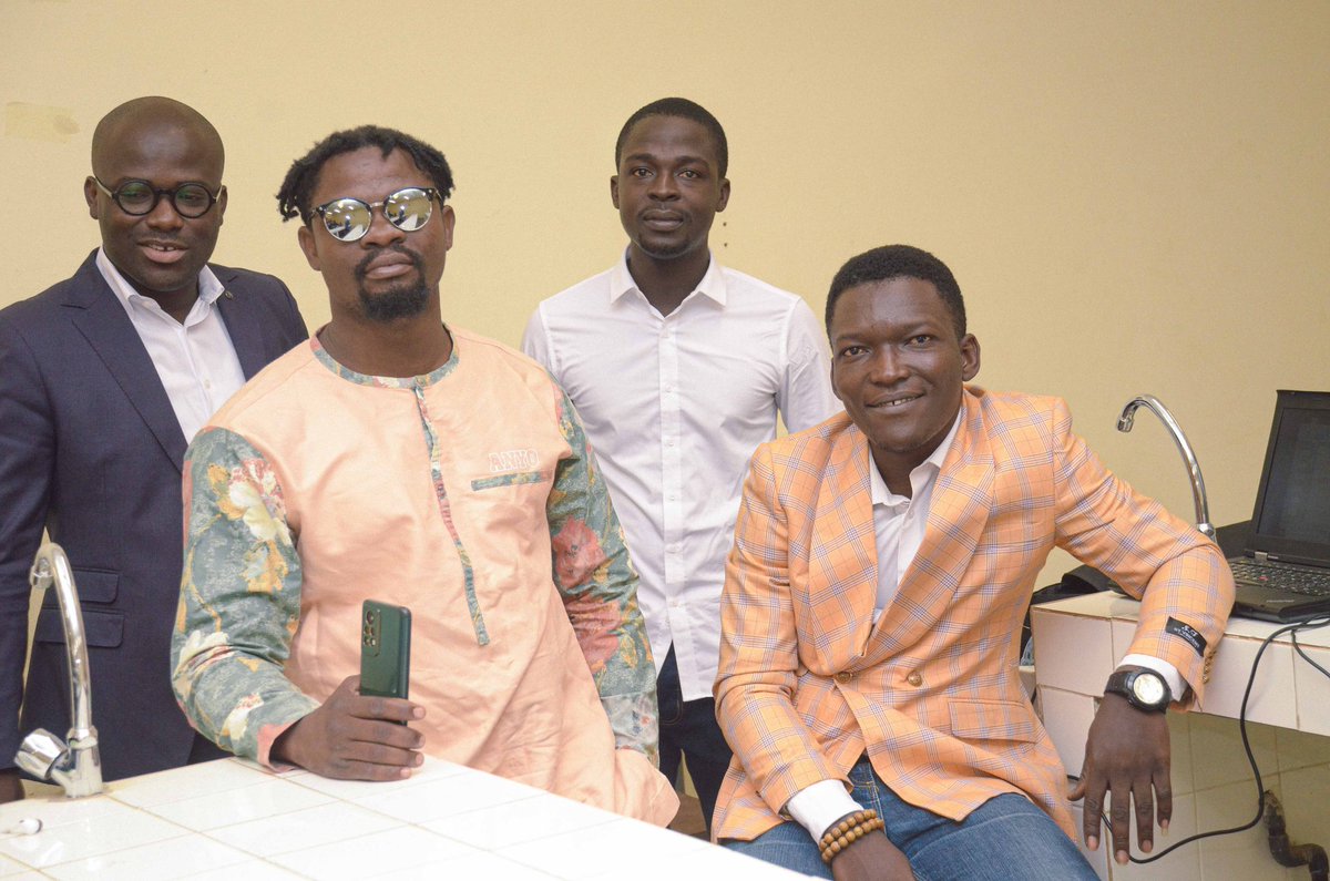 KaporalSlam's tweet photo. Félicitations à mon jeune frère et binôme @predo le slameur .
Le diplôme est en poche la prochaine étape sera avec beaucoup de cachet.
#slamaster #anyo #acesafrique https://t.co/k7LtMQQgtl