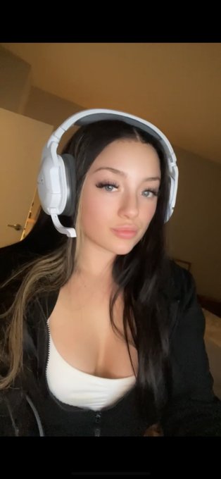 Can I be your #gamer #GIRLFRIEND https://t.co/cKoQXX5cjw<a href="/tag/gamer"class="tags">#gamer</a><a href="/tag/girlfriend"class="tags">#GIRLFRIEND</a>