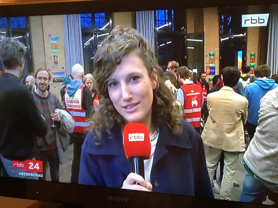 BrennpunktUA's tweet image. OK Freunde, man kann ja zu dem Thema #Klimavolksentscheid #Klimaneutral2030 #Volksentscheid  verschiedener Meinung sein, aber ein „Wellness Team“, vorgestellt beim #RBB als #Krisenintervention für enttäuschte „JA“ Wähler in #Berlin, ist jetzt doch ein bisschen viel Drama 

🤣🤣🤣