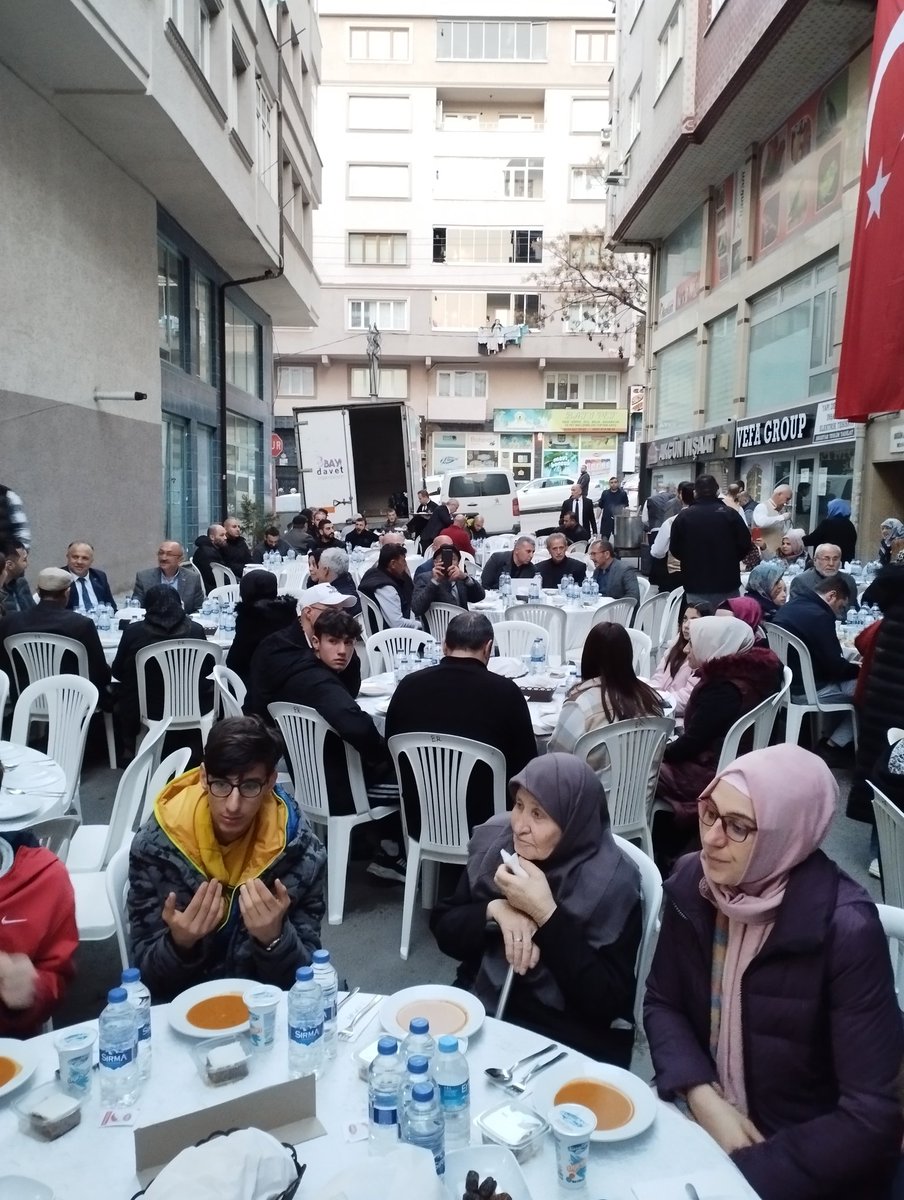 Kardeşim Şehit #SinanAteş adına sokak iftarı düzenleyen vefalı Bursaspor taraftarı Ahmet Bey'e teşekkür ederim.

İftarımıza katılan Bursalı hemşirelerimizden Allah razı olsun... 

#SinanATESicinAdalet