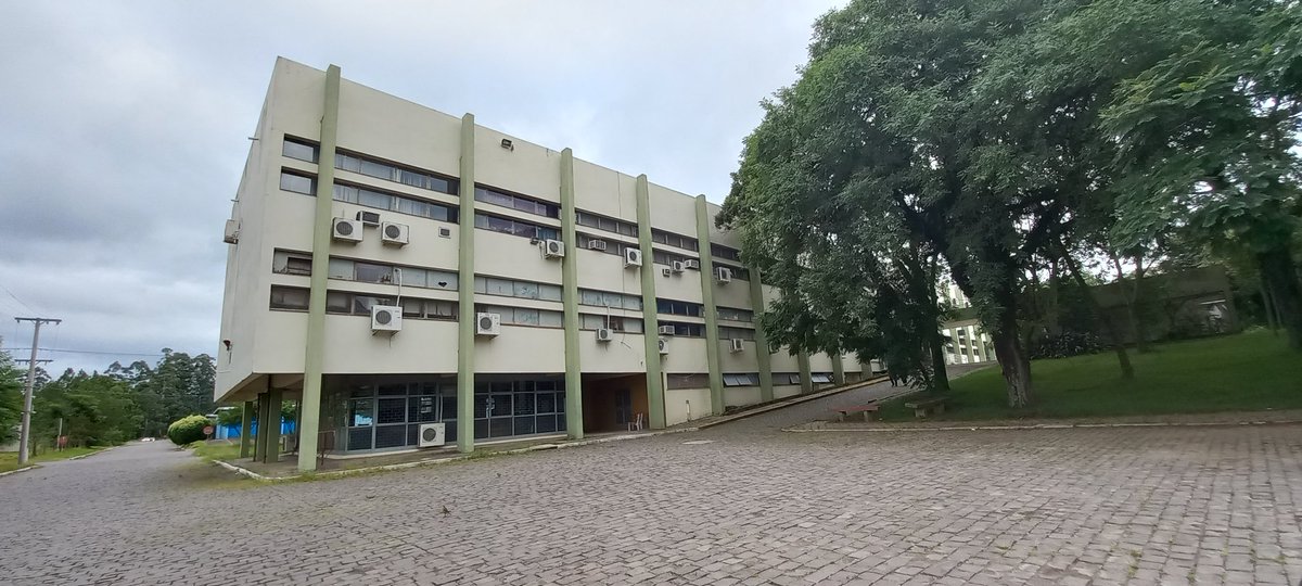 jonasbrasilrp's tweet image. Não é dia de #tbt mas sempre que eu passo por aqui me dá muita saudade.
#UFSM #FACOS 
#Comunicação 
#RelaçõesPúblicas
#Prédio21