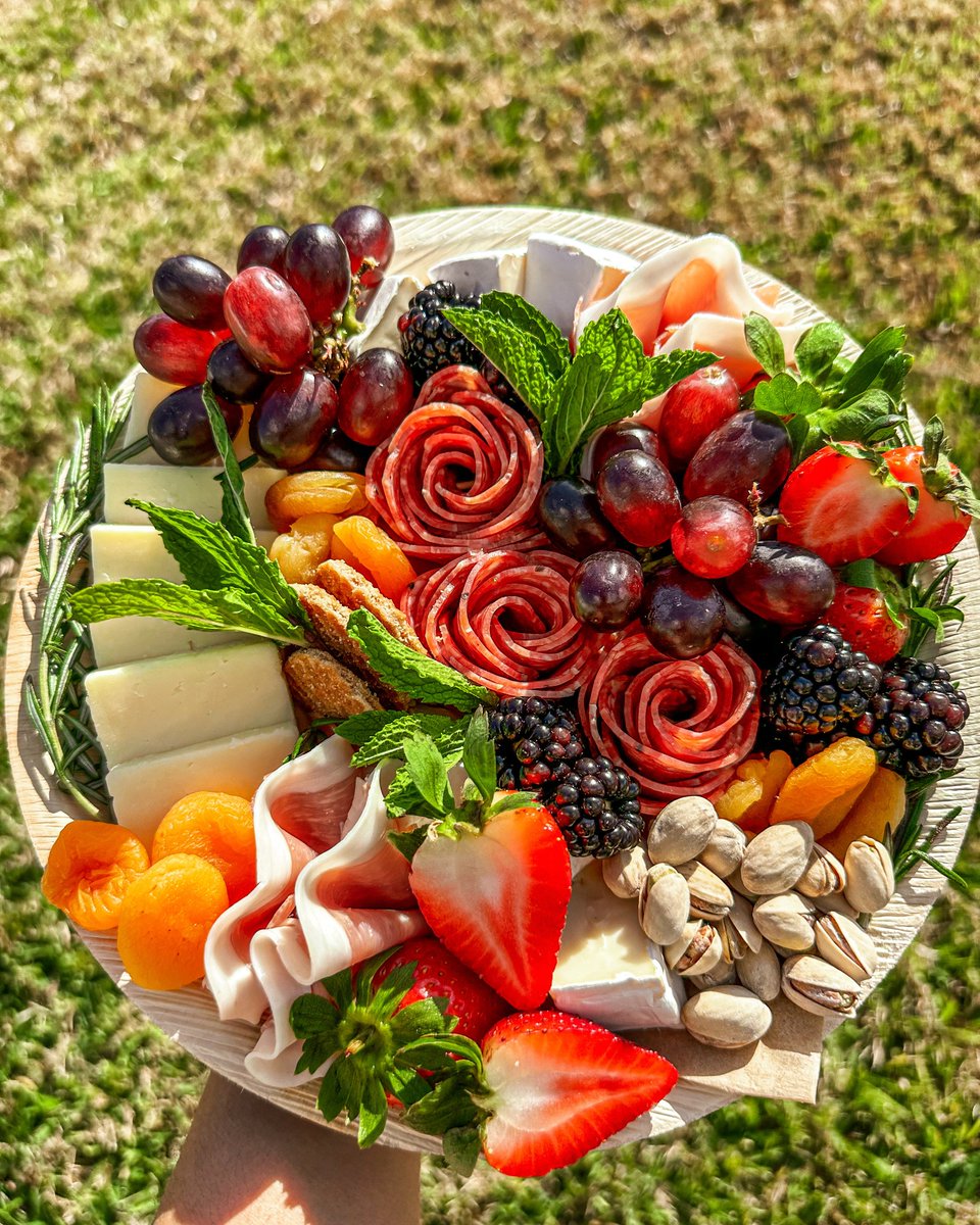 Spring has sprung and there’s no better way to welcome the new season than with a #SnackboardSunday filled with Wonderful Pistachios! 🤤 📷: @garnishedbygeorge #WonderfulPistachios #CharcuterieBoard