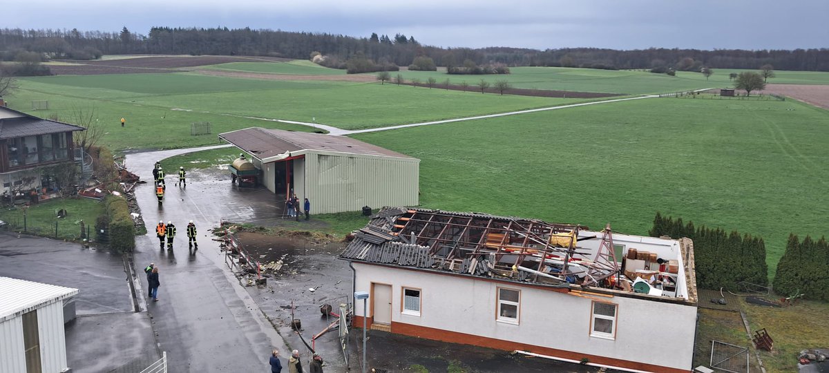 t_hennemuth's tweet photo. @drued Zu weit oben geschaut, 14 Einsatzstellen gab es in #Annerod. https://t.co/EmMdpSjsE2