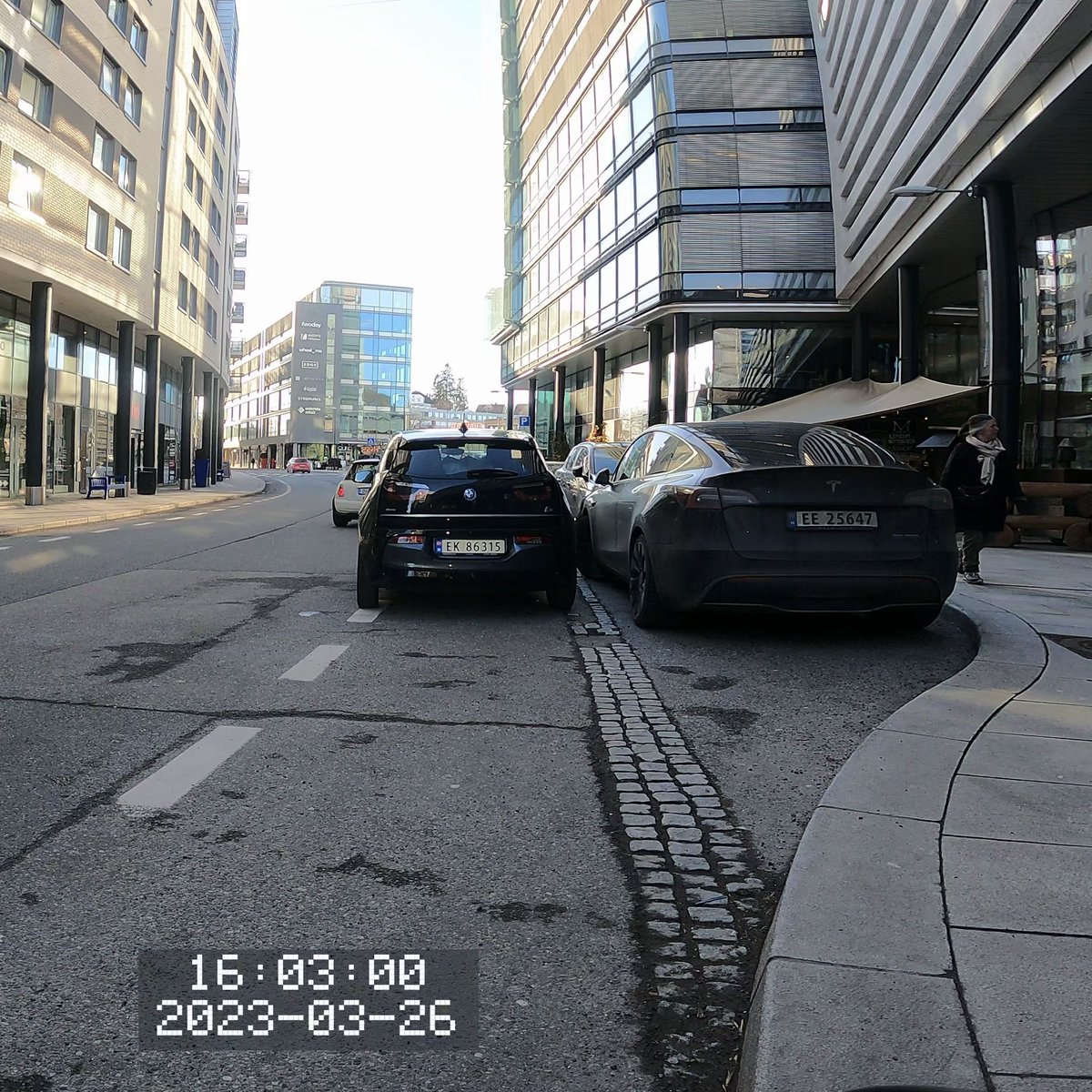 sykkelpendler's tweet photo. Shit Parking Award does not take a day off even on a sunny Sunday. Big congratulations to car wanker #EK86315 you won a lovely sticker 🎉🎉🎉 #Oslo #ShitParkingAward https://t.co/na56JFMhQV