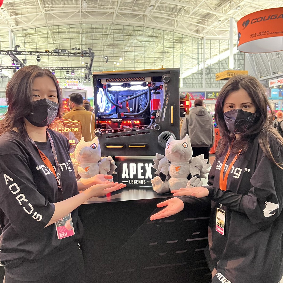 AorusOfficial's tweet photo. @ItzJaney and @heyGuhRL in front of our @PlayApex modded PC build at the #AORUSVERSE 🥊 Peep those AORUS plushies! 👀

🛠️ Modded and designed by: @BlueHorse_STU  

#PAXEast #PAX https://t.co/gHmPnx1T7H