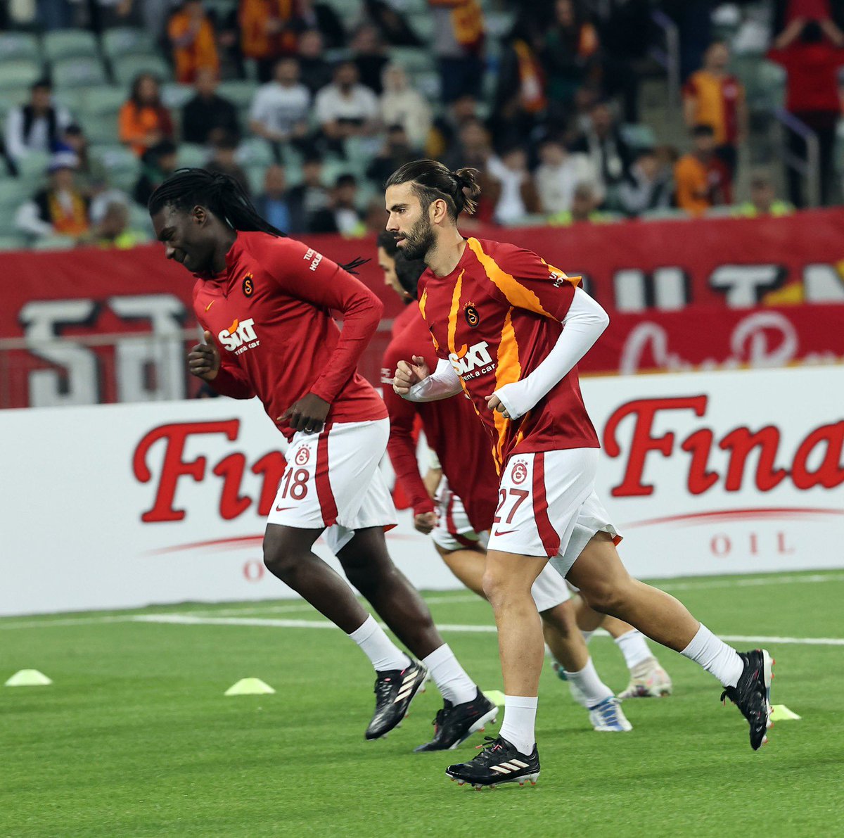 GalatasaraySK's tweet photo. 📸 Isınmadayız. #QFKvGS https://t.co/DFnPPjCW6J