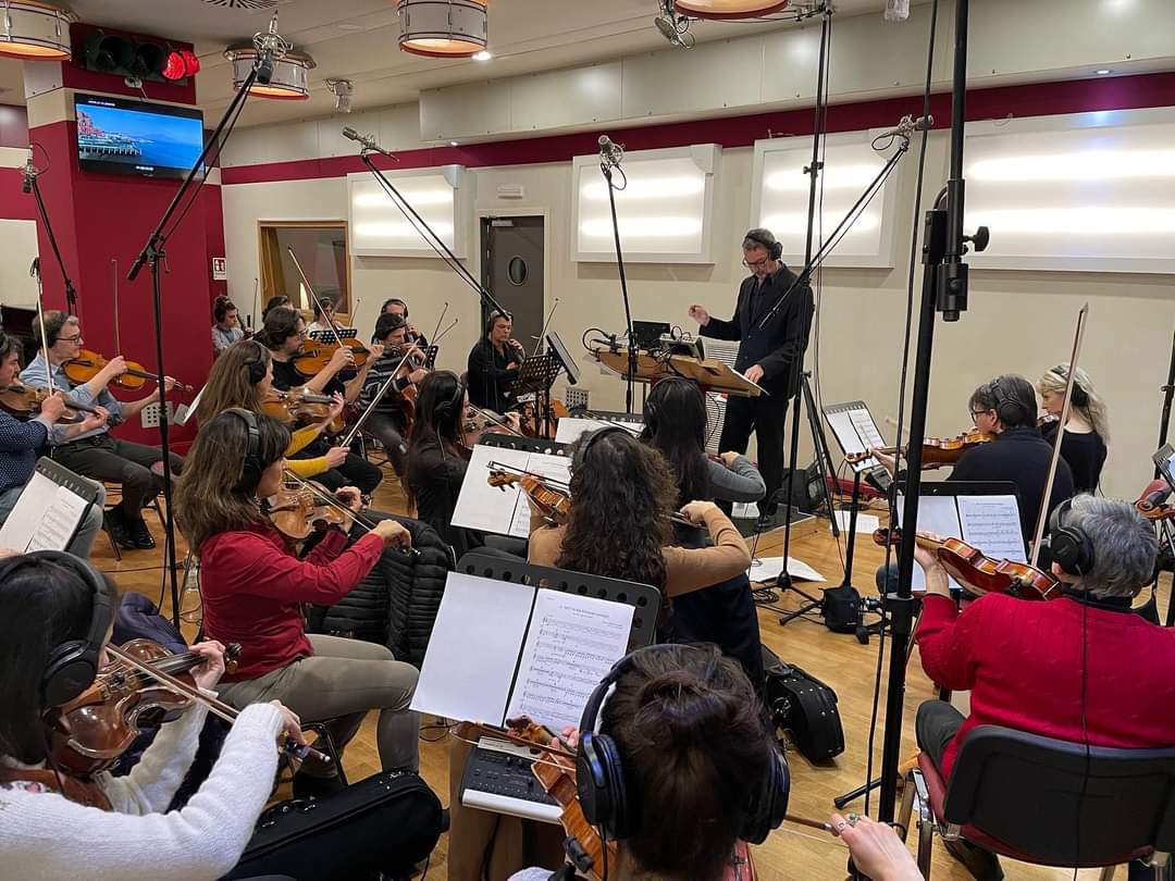 fictionmediaset's tweet image. Giornate di lavoro alla #DigitalRecords per la colonna sonora de #LaVoceCheHaiDentro. Maestro  e orchestrazioni #AndreaGuerra e #LucaSalvadori. Grazie a #lenotedipoldina, a #RomaFilmOrchestra e al coordinamento di #angelogiovagnoli e #DigitalRecordsItalia.