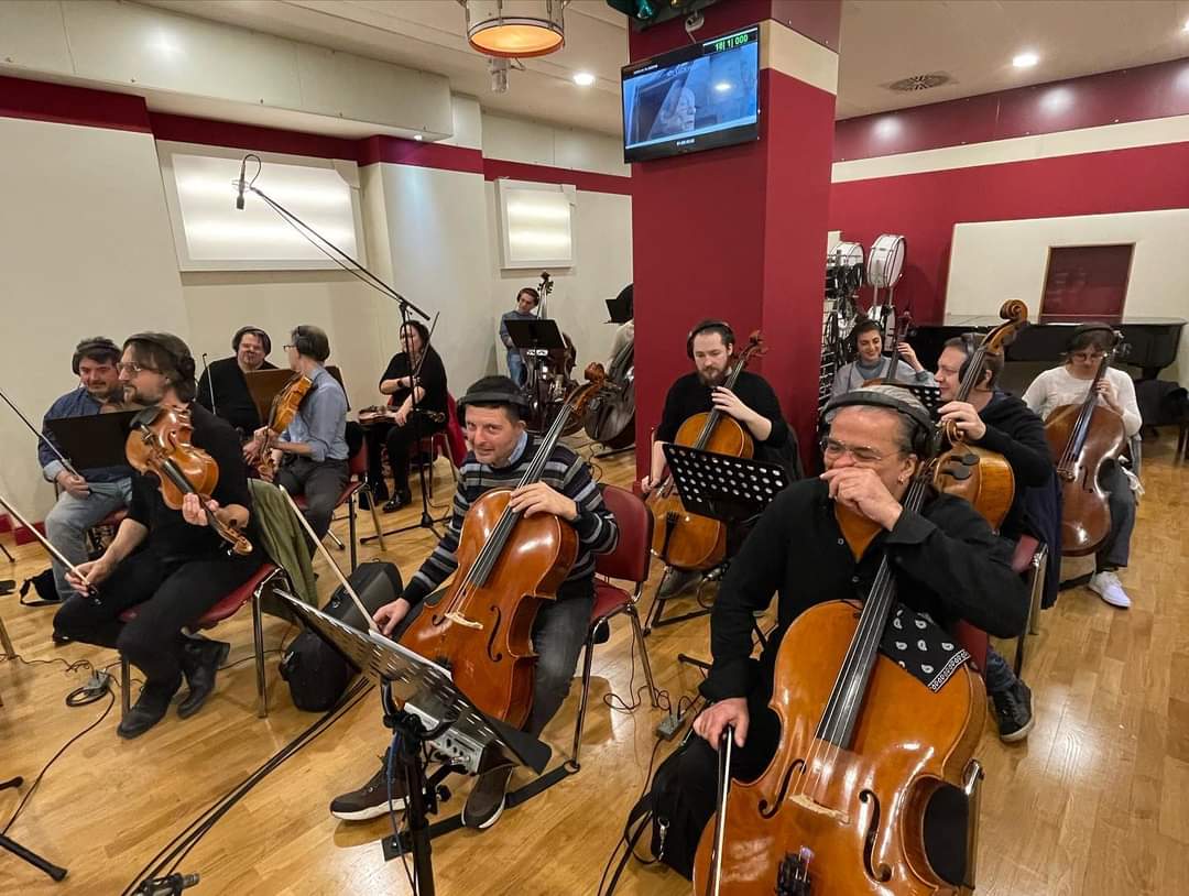 fictionmediaset's tweet image. Giornate di lavoro alla #DigitalRecords per la colonna sonora de #LaVoceCheHaiDentro. Maestro  e orchestrazioni #AndreaGuerra e #LucaSalvadori. Grazie a #lenotedipoldina, a #RomaFilmOrchestra e al coordinamento di #angelogiovagnoli e #DigitalRecordsItalia.