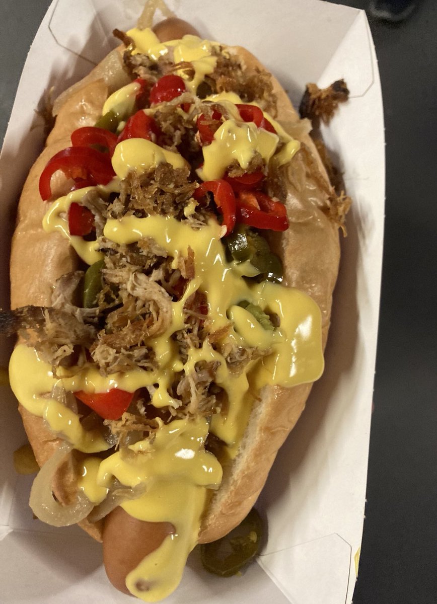 FootyScran's tweet photo. Hot dog with pulled pork, chillies and cheese at Arsenal (@Arsenal) 

💷 £8 https://t.co/9f41Ygs7Nl
