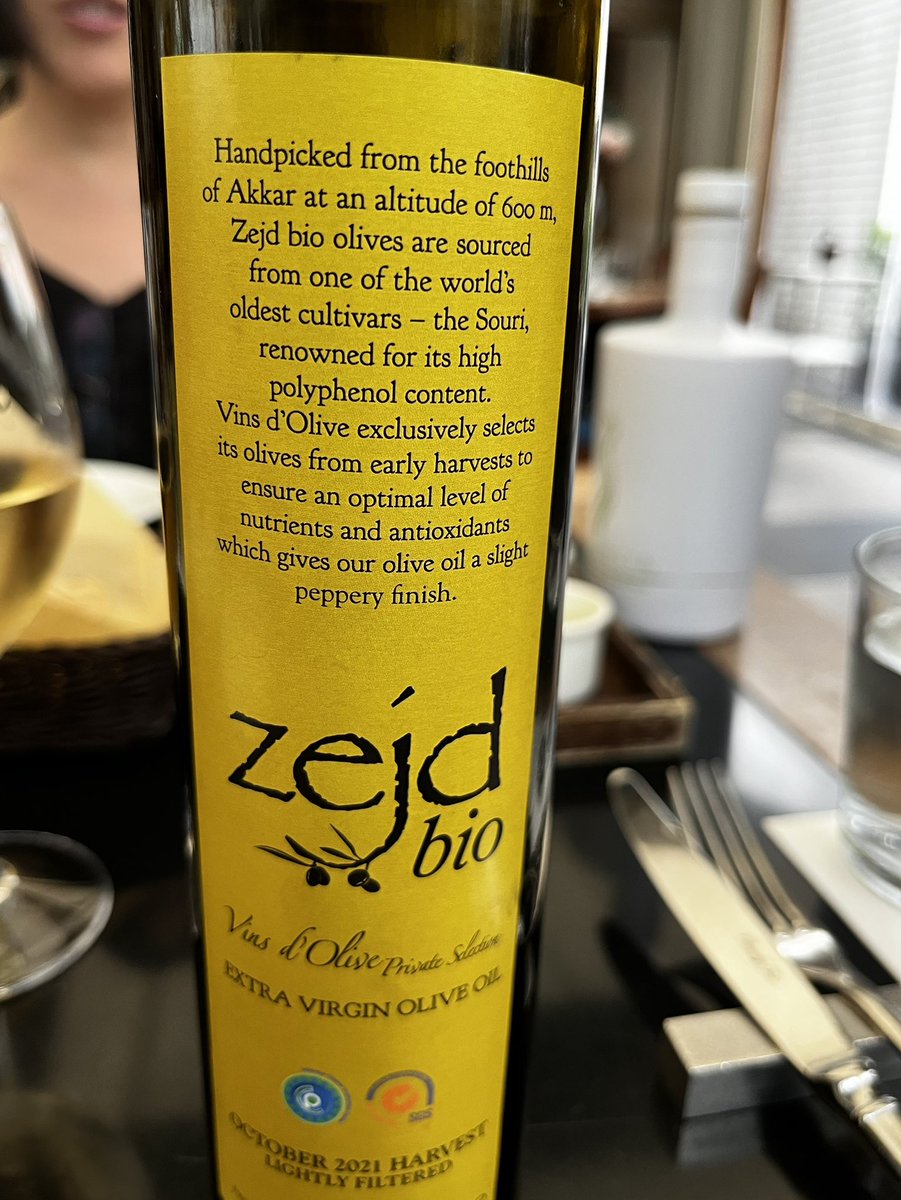 TakeshiOkubo3's tweet photo. وجدت صدفه زيت زيتون لبناني في احدى المطاعم الحصريه في وسط طوكيو. زيت Zejd صنع في عكار! انني متحمس جدًا لان هذا المطعم اختار بعنايه هذا الزيت ويقدمه لزبائنه. صنع هذا الزيت من زيتون قطف باكرًا  مما يعطيه طعمًا حدًا. لذيذ جدًا! انا متحمس جدا للمنتج اللبناني الذي وجدته في طوكيو. https://t.co/6IGmxdqrmw