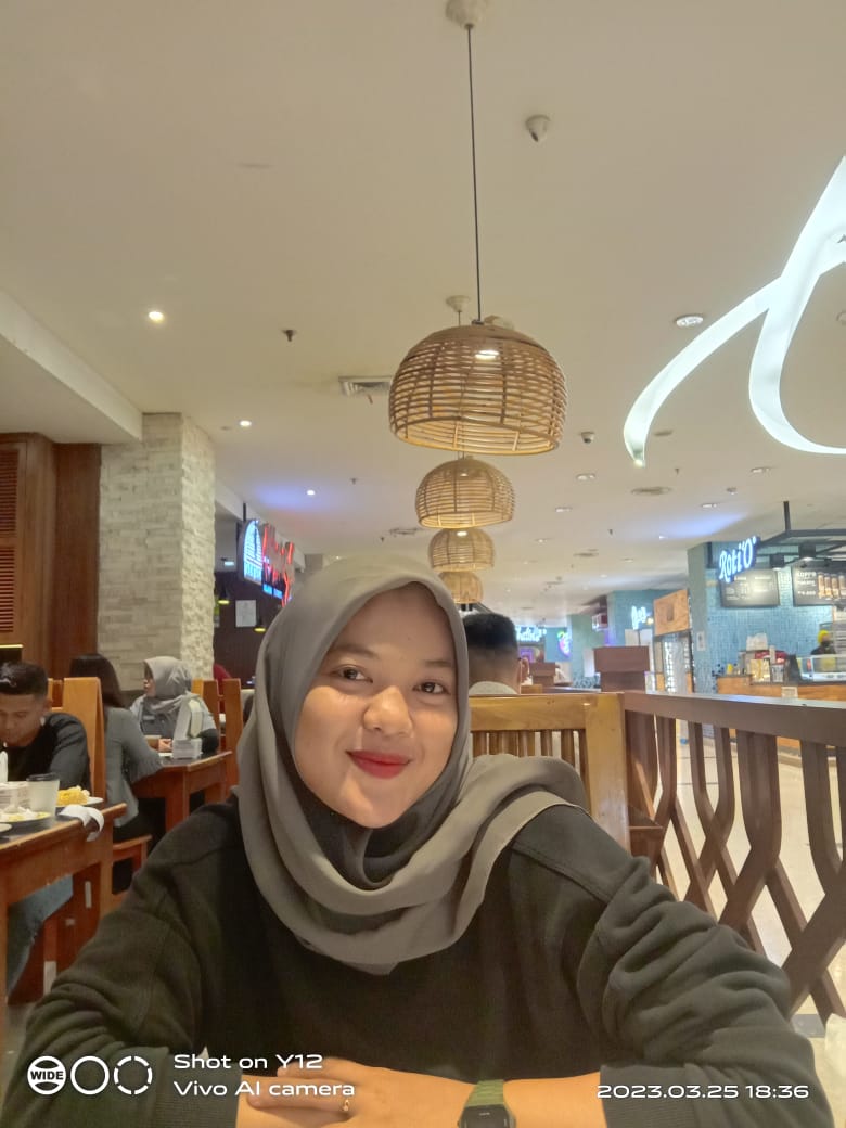 Kita dua orang asing yang mulai merencanakan masa depan lalu menjadi asing kembali