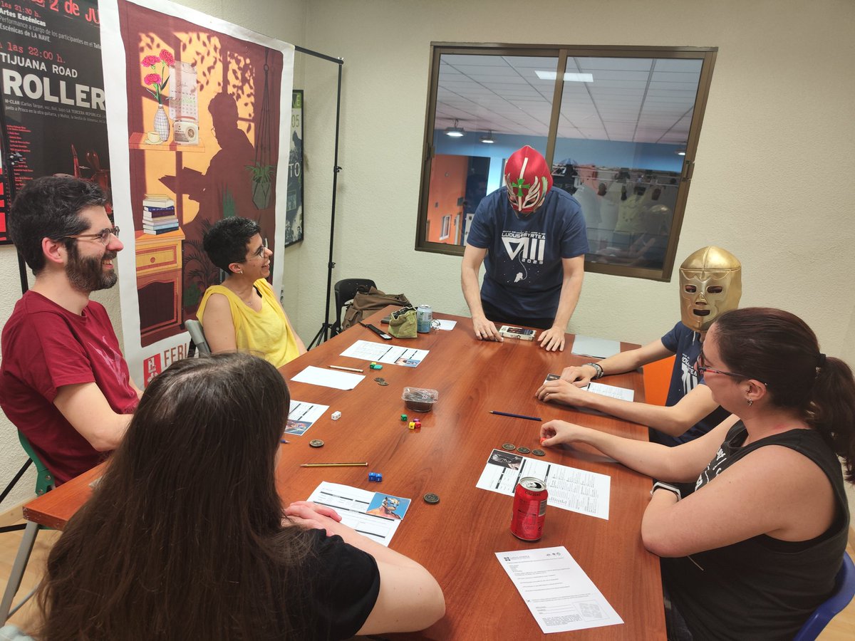 PARTIDA - Rol
Unas Ludus Myrtea sin partida de Los Santos de Jalisco no es unas Ludus Myrtea, así que @alcanor2 se ha puesto la máscara y ahí está a pesar del calor Murciano haciendo las delicias (o no) de sus jugadores de Terror en ciudad Juárez
#Rol #ARMS #LudusMyrtea #Jornadas