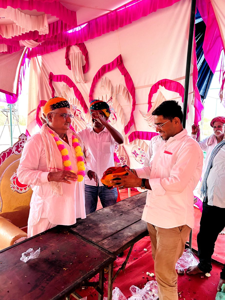 NarpatRajBarmer's tweet photo. नोखड़ा तहसील (गुड़मलानी) के ग्राम पंचायत छोटू में श्री टीकमाराम जी नेहरा तहसीलदार पद से सेवानिवृत्त होने पर उनके निवास पर आयोजित स्नेहमिलन समारोह में शामिल होकर आदरणीय नेहरा जी को सेवानिवृत्ति की बधाई व शुभकामनाएं दी! #Nokhra #Chhotu https://t.co/d11qkbw4nG