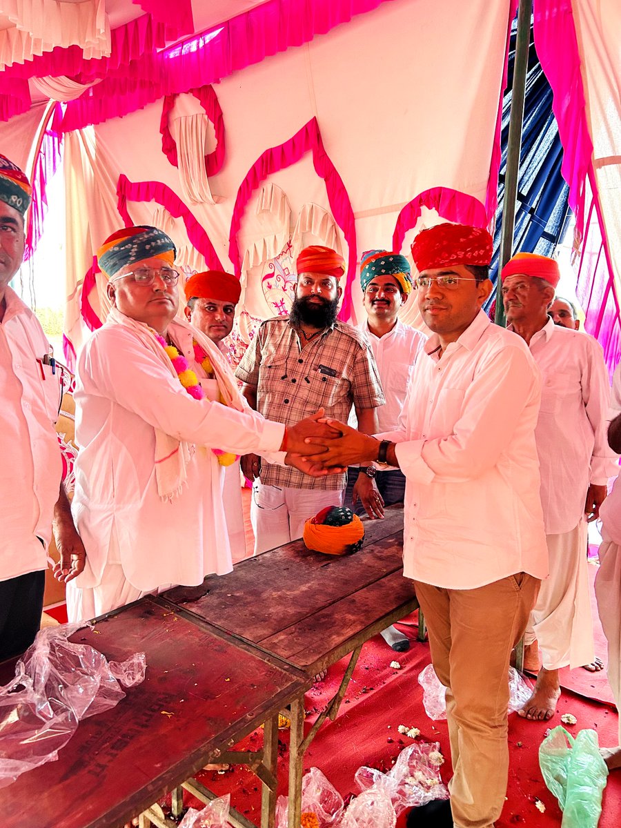 NarpatRajBarmer's tweet photo. नोखड़ा तहसील (गुड़मलानी) के ग्राम पंचायत छोटू में श्री टीकमाराम जी नेहरा तहसीलदार पद से सेवानिवृत्त होने पर उनके निवास पर आयोजित स्नेहमिलन समारोह में शामिल होकर आदरणीय नेहरा जी को सेवानिवृत्ति की बधाई व शुभकामनाएं दी! #Nokhra #Chhotu https://t.co/d11qkbw4nG