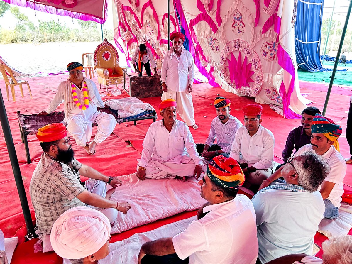 NarpatRajBarmer's tweet photo. नोखड़ा तहसील (गुड़मलानी) के ग्राम पंचायत छोटू में श्री टीकमाराम जी नेहरा तहसीलदार पद से सेवानिवृत्त होने पर उनके निवास पर आयोजित स्नेहमिलन समारोह में शामिल होकर आदरणीय नेहरा जी को सेवानिवृत्ति की बधाई व शुभकामनाएं दी! #Nokhra #Chhotu https://t.co/d11qkbw4nG