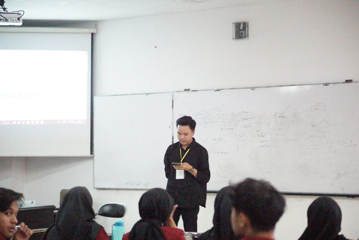 bemfeb_umm's tweet photo. [04 Maret 2023]

Student day FEB 2023
Week 4
📍GKB 2

-Presentasi hasil penugasan PKM-
Spontan?uhuy🙌
Awal masuk perkuliahan di sambut dengan penuh semangat demi mendapatkan ilmu yang baru.💪

@UMMcampus
#UMMCampus #StudentDay2023
#BEMFEBUMM #AbiprayaCakrawala https://t.co/Owaeyz2T0X