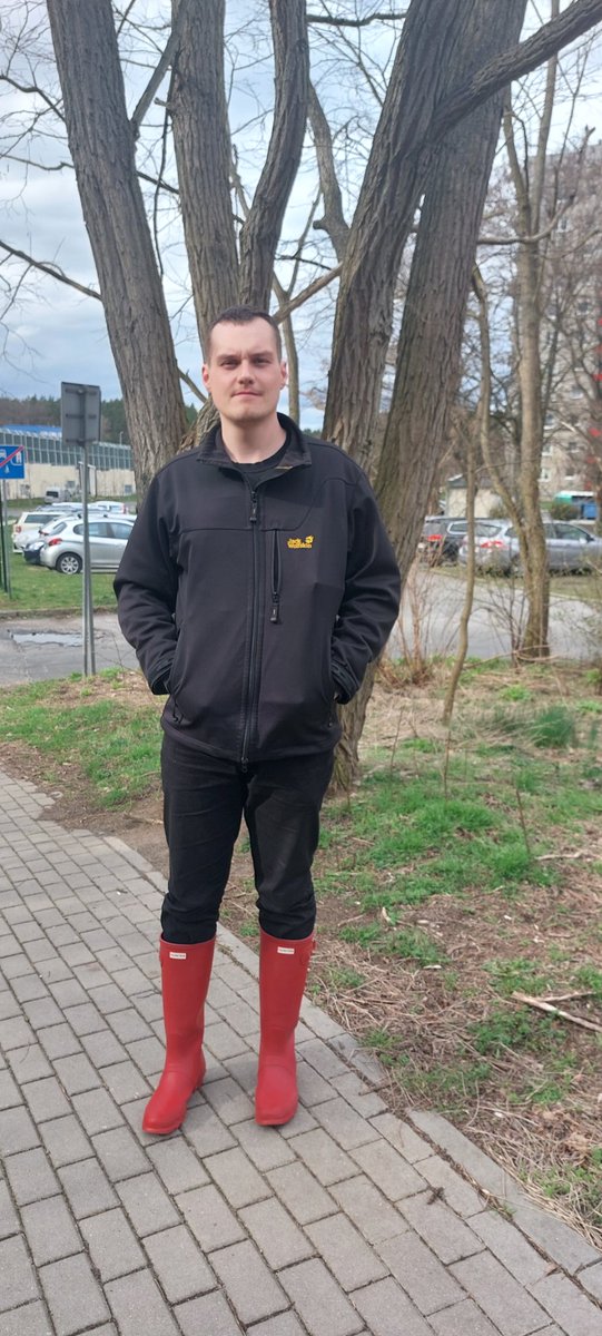 TPL301's tweet photo. Piękny suchy i wiosenny dzień #hunter #hunteroriginal military red #wellies https://t.co/6H1gwyKMK3
