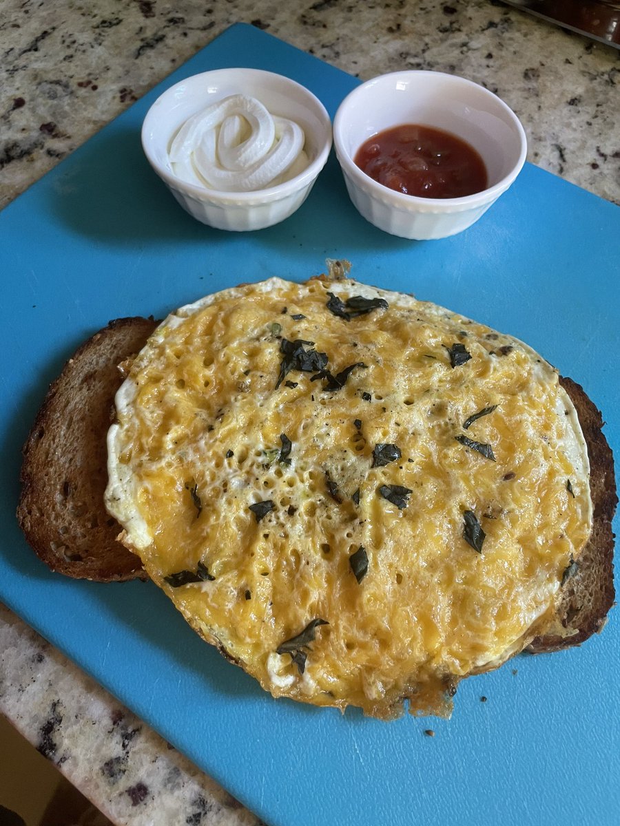 RealChefStove's tweet photo. Zucchini, red onion, cheddar egg whites over toasted @Daveskiller thin sliced bread - 21 whole grains and seeds (70cal/slice)
#breakfast #eggwhites #lowcal #lowcalrecipe #lowcalmeal #lowcalorierecipe #lowcaloriemeal https://t.co/8FHCaDBlyB
