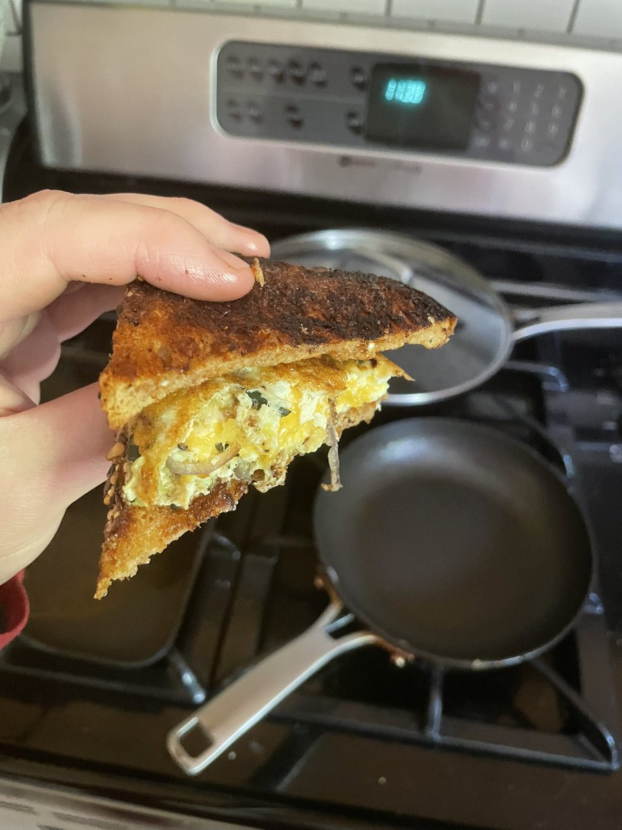 RealChefStove's tweet photo. Zucchini, red onion, cheddar egg whites over toasted @Daveskiller thin sliced bread - 21 whole grains and seeds (70cal/slice)
#breakfast #eggwhites #lowcal #lowcalrecipe #lowcalmeal #lowcalorierecipe #lowcaloriemeal https://t.co/8FHCaDBlyB
