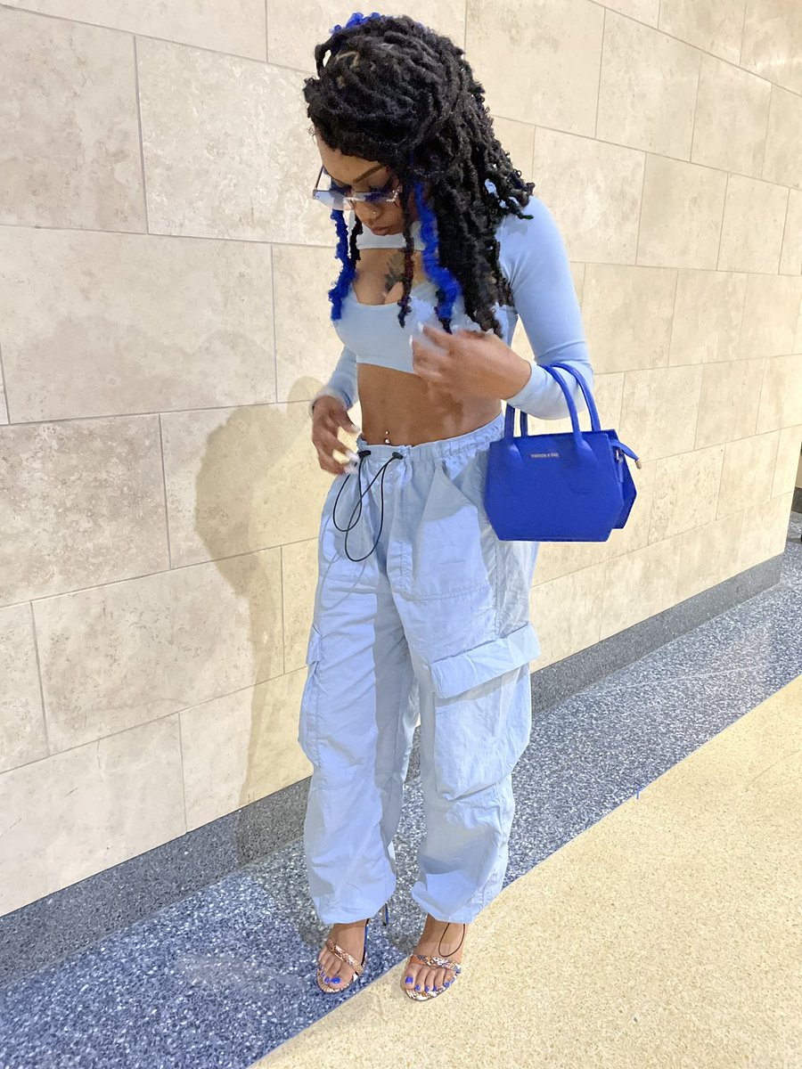 _Panntojaa's tweet photo. She barely ever poppin' outside, But when she do, tryna kill sum 🤤💙
#onebigpartytour #ColumbusOhio
#FutureConcert https://t.co/ro0e6Fvo62