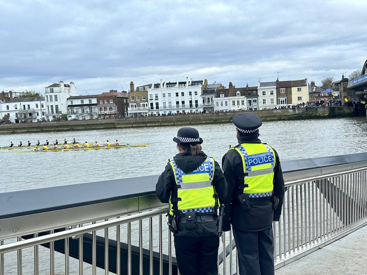 Officers from Clapham Proactive team are assisting at  Barnes Bridge for #TheBoatRace if you see us come and say 👋 #Text61016 #BTP