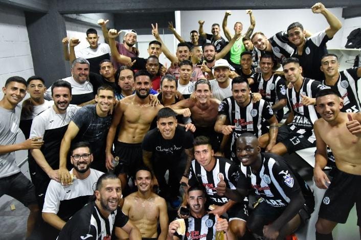 ContactoAscenso's tweet photo. #PrimeraB #Fecha7 
¡TALLERES FUÉ UN BUEN "REMEDIO" PARA FÉNIX EN SU "ESCALADA" A LA VICTORIA!
Luego de 6 derrotas consecutivas ,@FENIXPRENSA1 derrotó a @ClubTalleresOk cómo visitante 2 a 1! Los goles del #cuervo Noriega y Mackay,el de #talleres Villegas. Info @lucasIsoria . https://t.co/vXalLsPU5e